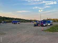 Aufbauplatz des Camps mit Fahrzeugen